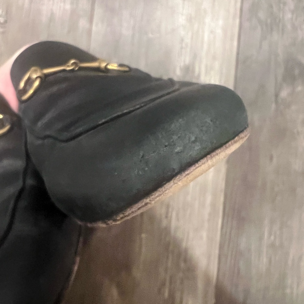 Gucci Black Leather Women's Loafers with Gold Accent - Picture 5 of 6